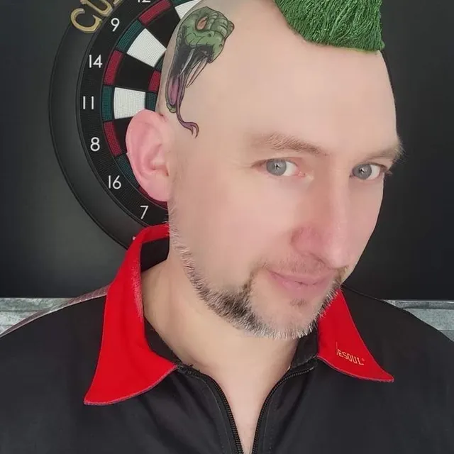 photo stéphane girard, lors du live24h, grimé en son idole peter wright.  ©  stéphane girard