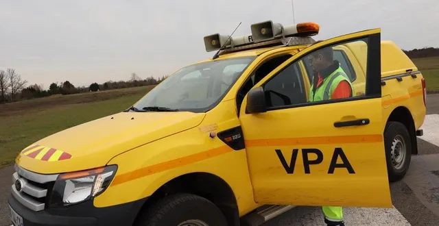photo  sylvain plu est pompier à l’aéroport du mans – arnage (sarthe). il occupe également le poste d’agent de péril animalier. sur le 4x4 dédié à cette mission, deux haut-parleurs servent à l’effarouchement acoustique.  &copy;  ouest-france 