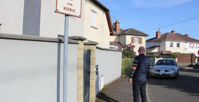 photo  le mans, mardi 19 avril 2022. un policier sonne chez les voisins du couple de retraités retrouvés morts la veille. l’hypothèse d’un féminicide suivi d’un suicide est privilégiée.  &copy;  le maine libre 
