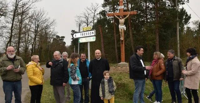 photo  habitants et élus se sont retrouvés pour la bénédiction.  &copy;  le maine libre 