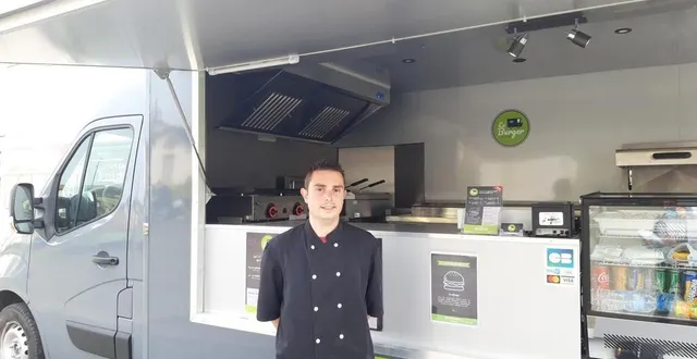 photo  jean-louis gibert parcourt les routes de l’ouest sarthois avec son food truck « le burger du coin ».  &copy;  le maine libre 