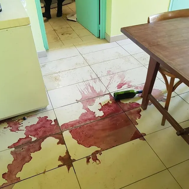 photo des bouteilles ont été cassées dans la nuit du 13 au 14 avril 2022 dans le local de la buvette du club de football de l'as clermont-créans (sarthe).  ©  eugénie hervouet