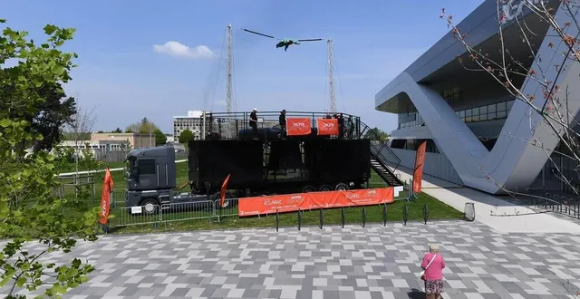 photo  le simulateur de chute libre est installé près de la patinoire jusqu’au dimanche 24 avril.  &copy;  co – josselin clair 