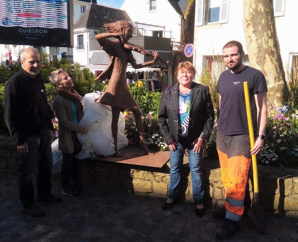 Saint-Jean-Brévelay. Des empreintes de bambins sur la statue du plasticien