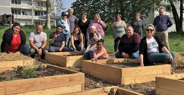 photo  une dizaine de personnes de différentes associations et structures ont pris part à l’après-midi organisée autour du nouveau jardin partagé du quartier de montreux, mercredi 20 avril 2022, à sablé-sur-sarthe.  &copy;  ouest-france 