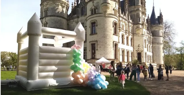 photo  le château gonflable a connu un franc succès dans le parc du château, qui a été visité par 200 personnes, dimanche.  &copy;  ouest-france 