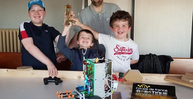 photo  tony torché accompagné de l’équipe de champions : nathanaël, raphaël et tom, vainqueurs de la coupe de france robotique junior des pays de la loire.  &copy;  le maine libre 