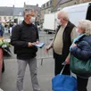 photo hubert chaillou, militant la république en marche du comité d’argentan, discute avec un couple de retraités, mercredi 20 avril 2022, sur le marché de carrouges, dans l’orne.