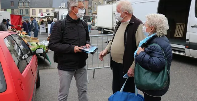 photo  hubert chaillou, militant la république en marche du comité d’argentan, discute avec un couple de retraités, mercredi 20 avril 2022, sur le marché de carrouges, dans l’orne.  &copy;  ouest-france 