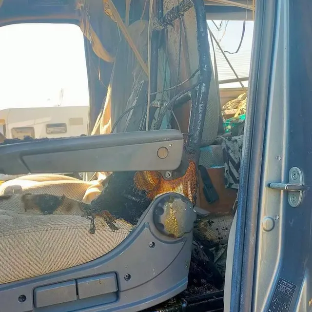 photo l’incendie a dévasté l’intérieur du camping-car.  ©  dr