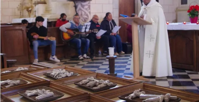 photo  les stations disposées devant l’autel.  &copy;  le maine libre 