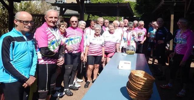 photo  près d’une quarantaine de cyclotouristes du club de changé ont fait une halte au restaurant l’racan.  &copy;  le maine libre 