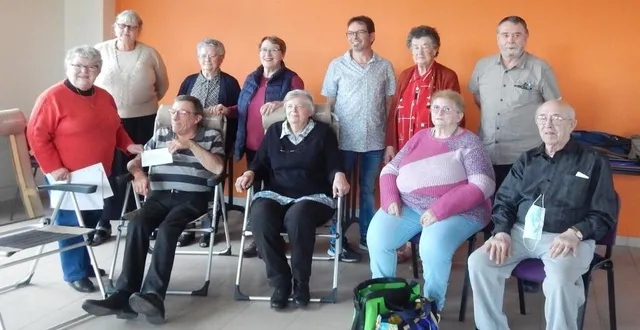 photo  « opération bouchons 72 » a remis un chèque de 486 € à l’association abord’âge.  &copy;  le maine libre 