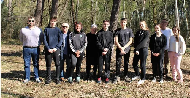 photo  de gauche à droite, sébastien pierre élu de saint-gervais-en-belin, lubin, christian barbot élu de saint-gervais-en-belin, suzanne, agent de la communauté de communes, irène boyer vice-présidente de la communauté de communes, luidgi, mathias, marie, mélodie, sébastien loiseau du service enfance de la communauté de communes et chloé.  &copy;  ouest-france 