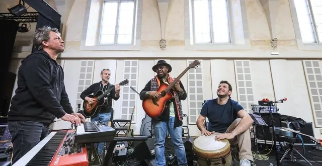 photo  étienne mbappé (au centre) a profité de la sonorité unique de la salle chorus, pour travailler un projet folk, acoustique, un peu afro… avec christophe cravero, philippe desbois et nicolas viccaro.  &copy;  ouest-france 