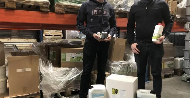 photo  en 2012, olivier ( à gauche) et matthieu jousse ont repris l’entreprise créée par leur père, et ont développé l’activité de vente d’extraits d’algues fertilisants.  &copy;  photo le maine libre 