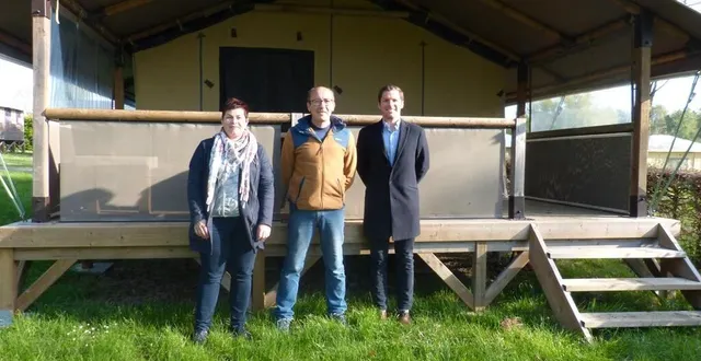 photo  corinne julienne et andré marguet, les nouveaux gestionnaires du camping, accompagnés de vincent gomas devant le lodge de six personnes installé en 2021.  &copy;  le maine libre 