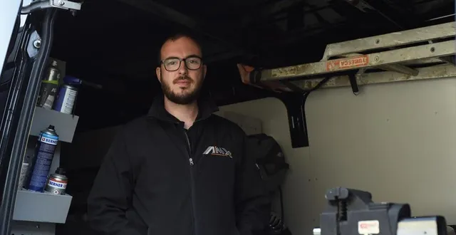 photo  fontaine-milon, le 12 avril 2022. dans son camion, xavier maurinot dispose d’un véritable atelier.  &copy;  co – quentin duval 
