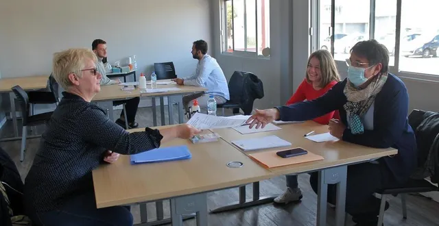 photo  armelle, sabolienne de 53 ans, a remis son cv lors d’un « entretien flash » dans le cadre du job dating organisé chez ldc, vendredi 22 avril 2022, à sablé-sur-sarthe.  &copy;  ouest-france 