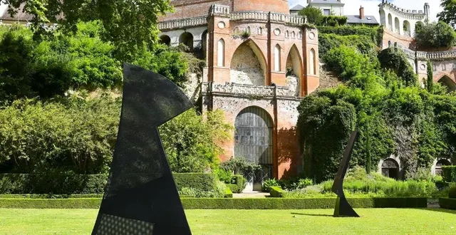 photo  en 2020, le château avait accueilli des œuvres de jean-bernard métais, artiste sculpteur.  &copy;  photo archives le maine libre – yvon loué 