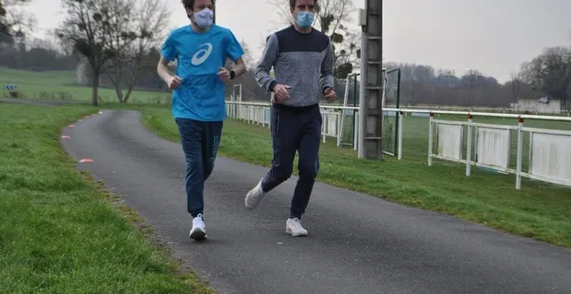 photo  alexandre allain (à g.), lors de sa préparation au marathon de paris en mars 2021, avec son coach sportif.  &copy;  archives le maine libre 
