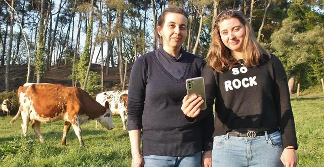 photo  ghislaine bodard, 50 ans, et sa fille gabrielle, 23 ans, dans leur ferme de l’aiguillonnière, à sablé-sur-sarthe, jeudi 21 avril 2022.  &copy;  ouest-france 