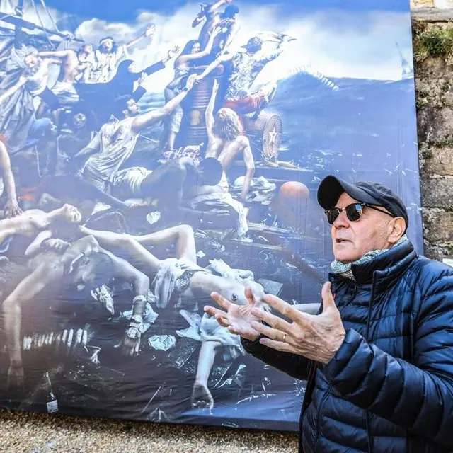 photo gérard rancinan devant son interprétation colossale du nom moins immense radeau de la méduse, de géricault.  ©  ouest-france