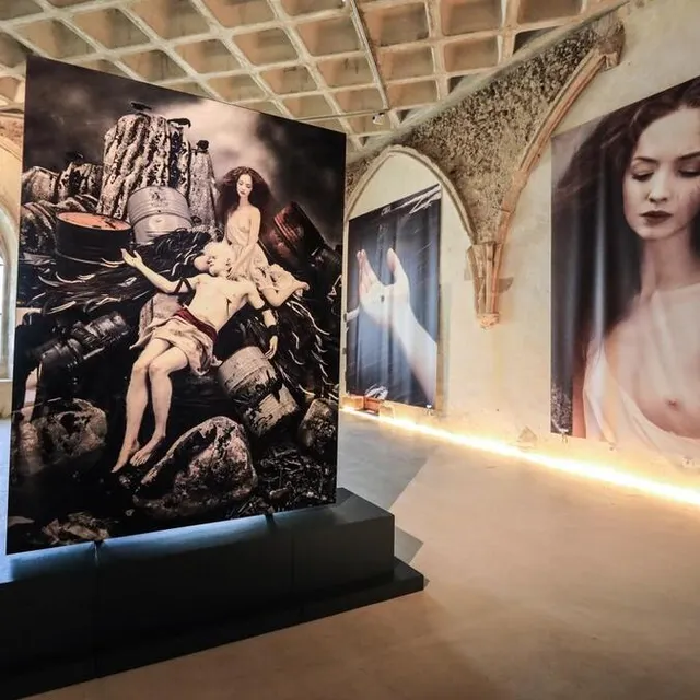 photo les photographies monumentales de rancinan prennent un nouveau souffle, dans les espaces chargés d’histoire du prieuré.  ©  ouest-france