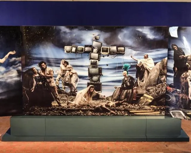 photo l’impressionnant triptyque « naître et mourir » (série métamorphoses, 2008), un tirage de 1,80 m par 5,74 m sur papier argentique !  ©  ouest-france