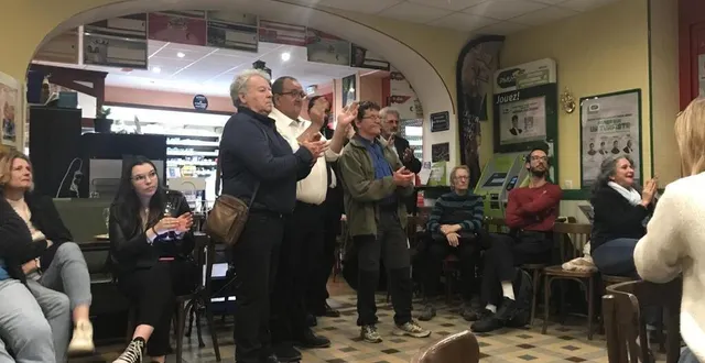 photo  malgré leur déception, les sympathisants du rassemblement national en sarthe applaudissent le discours de la candidate marine le pen, juste après l’annonce de sa défaite.  &copy;  ouest-france 