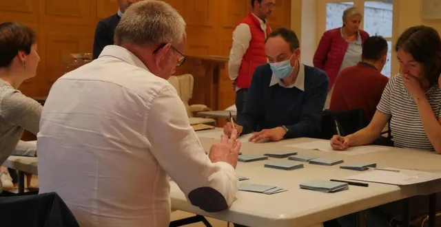 photo  dans le bureau de la mairie, dimanche 24 avril 2022, emmanuel macron est arrivé en tête du second tour de l'élection présidentielle avec 62,96 des suffrages.  &copy;  le maine libre 