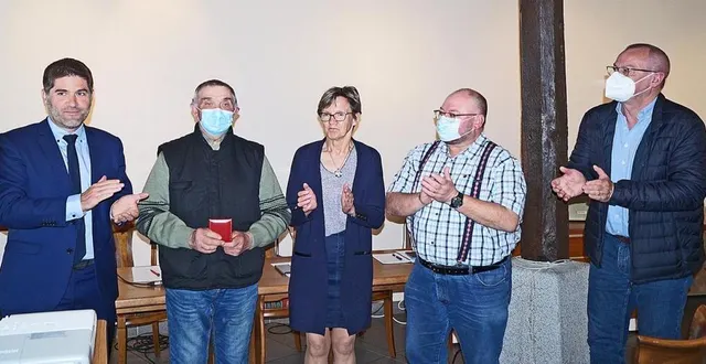 photo  norbert delozier, second en partant de la gauche, chaleureusement applaudi par jérôme nury, josette porquet, laurent chanat et thierry guilland.  &copy;  ouest-france 