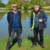 photo  laurent moussion (à gauche) et armand macé devant l’étang de souligné qui accueillera le lâcher de truites. 