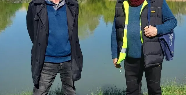 photo  laurent moussion (à gauche) et armand macé devant l’étang de souligné qui accueillera le lâcher de truites.  &copy;  le maine libre 