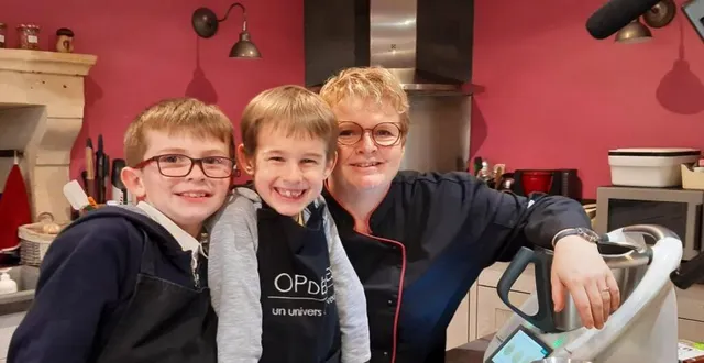 photo  ethan, au centre de la photo, avec gwénaëlle farcy et un autre jeune apprenti cuisinier.  &copy;  ouest-france 