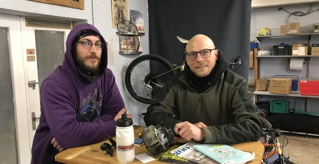 photo  clément majchrzak et stefan schmidt sont les deux associés d’abcyclette à bréel, commune déléguée d’athis-val-de-rouvre, dans l’orne.  &copy;  ouest-france 