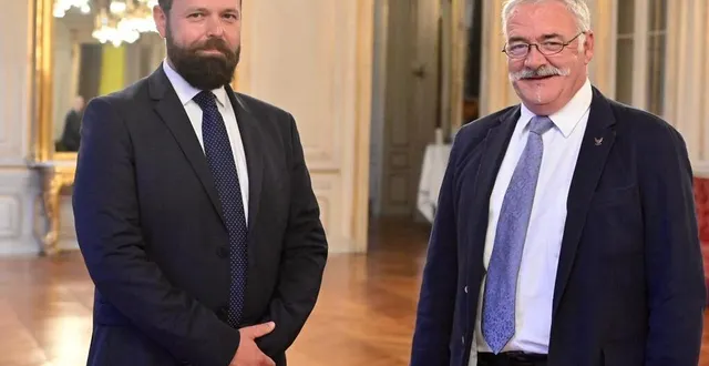 photo  gabriel de chabot (à gauche), délégué départemental du rassemblement national, ce dimanche 24 avril à la préfecture, aux côtés d’un militant, bernard lahondes.  &copy;  ouest-france 