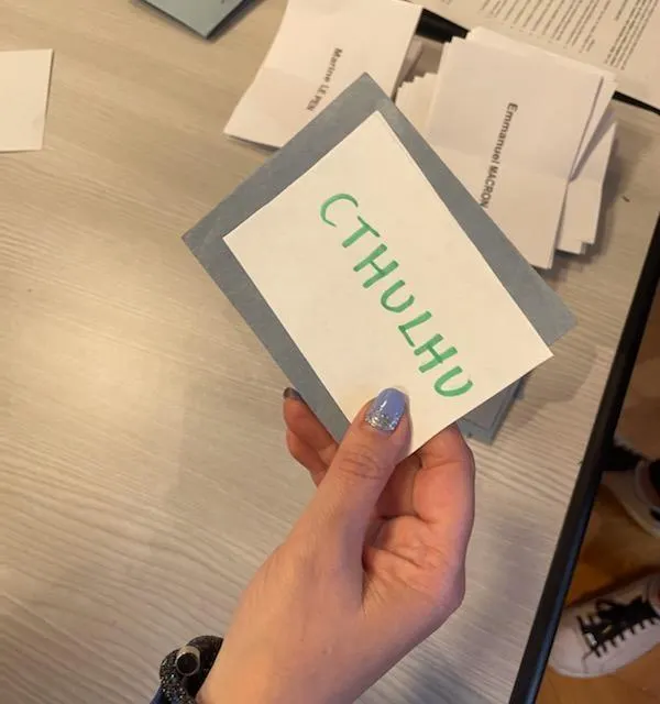 photo un bulletin appelant à élire une divinité démoniaque tirée de la littérature fantastique.  ©  dr