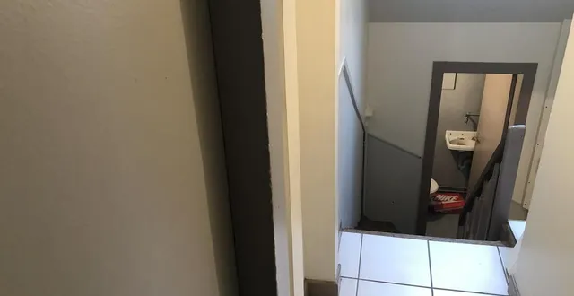 photo  à gauche, la porte de l’appartement de laura tavares. en contrebas, les toilettes dans lesquelles evan jean est suspecté de s’être caché en l’attendant.  &copy;  ouest-france 