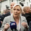 photo marine le pen, ici lors d’un déplacement en normandie, le 17 avril 2022, s’est imposée dans une majorité de localités de la communauté de communes lbn, au nord de sablé-sur-sarthe, pour le second tour de la présidentielle.