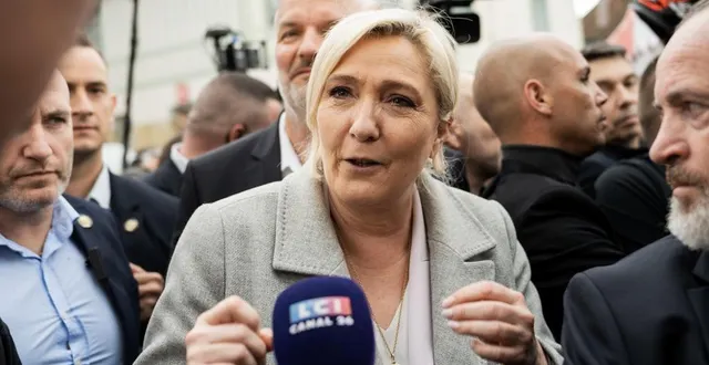 photo  marine le pen, ici lors d’un déplacement en normandie, le 17 avril 2022, s’est imposée dans une majorité de localités de la communauté de communes lbn, au nord de sablé-sur-sarthe, pour le second tour de la présidentielle.  &copy;  martin roche / ouest-france 