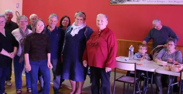 photo  annick guy (à droite), présidente, entourée des membres du bureau et d’alain goutard, en pleine initiation à l’atelier vannerie.  &copy;  ouest-france 