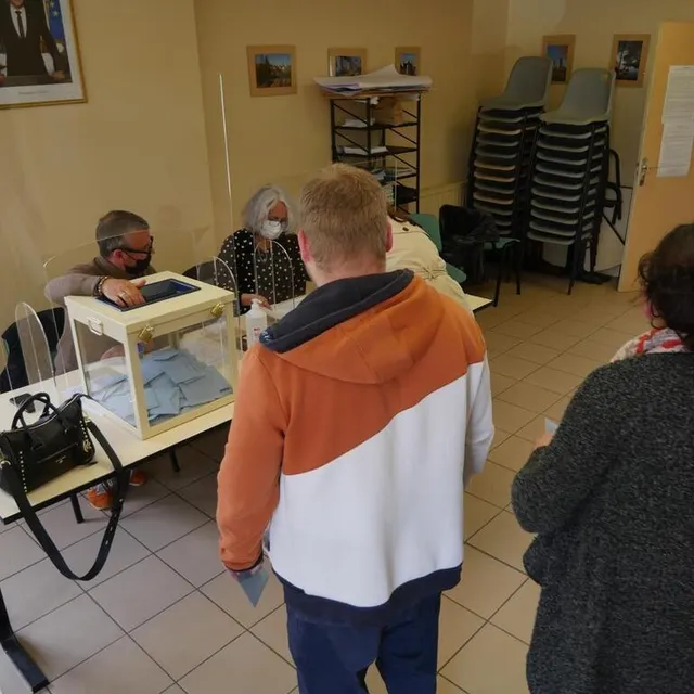 photo à parcé-sur-sarthe, emmanuel macron arrive derrière marine le pen au second tour.  ©  le maine libre