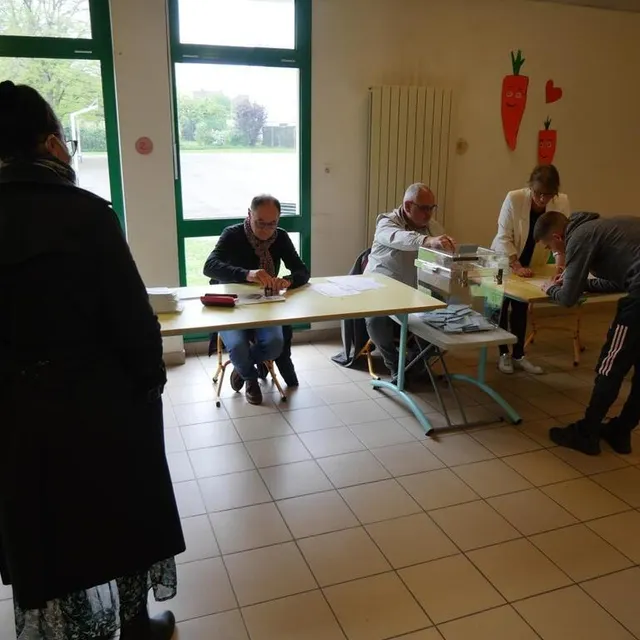 photo à sablé-sur-sarthe, seul le quartier de la rocade (bureau de vote à l’école saint-exupéry) a placé marine le pen en tête.  ©  le maine libre