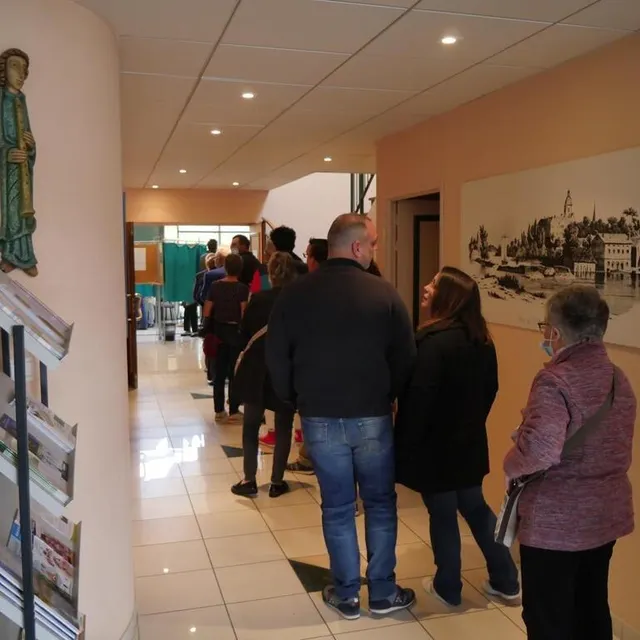 photo une file d’attente pour voter à solesmes. dans cette commune, l’abstention y est de 14,80 % seulement.  ©  le maine libre
