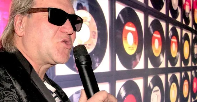 photo  l’album de claude robin est en vente au leclerc d’arçonnay.  &copy;  sébastien pichereau 