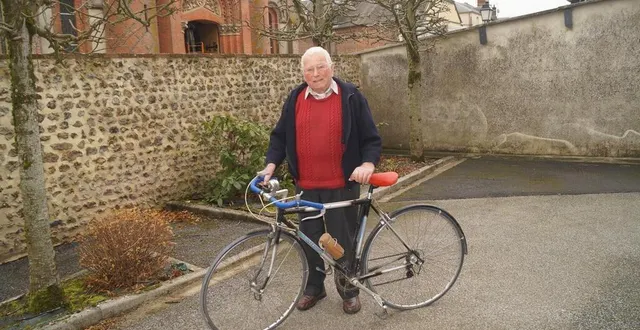 photo  créateur du rallye, ernest pinot offre son vélo pour la tombola à l’arrivée de la balade.  &copy;  ouest-france 