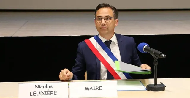 photo  nicolas leudière, ici lors de son installation au poste de maire par le conseil municipal, le 3 juillet 2020, à sablé-sur-sarthe.  &copy;  archives ouest-france 