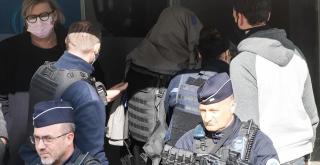 photo  evan jean est sorti du fourgon de l’administration pénitentiaire avec un gilet pare-balles et une veste qui lui cachait le visage, mardi 26 avril 2022, à alençon (orne), pour la reconstitution du meurtre de laura tavares en janvier 2021.  &copy;  martin roche, ouest-france 