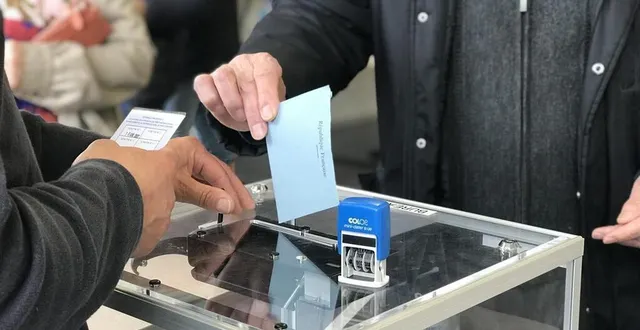 photo  un électeur glisse un bulletin dans l’urne à l’intérieur du bureau de vote.  &copy;  ouest-france 